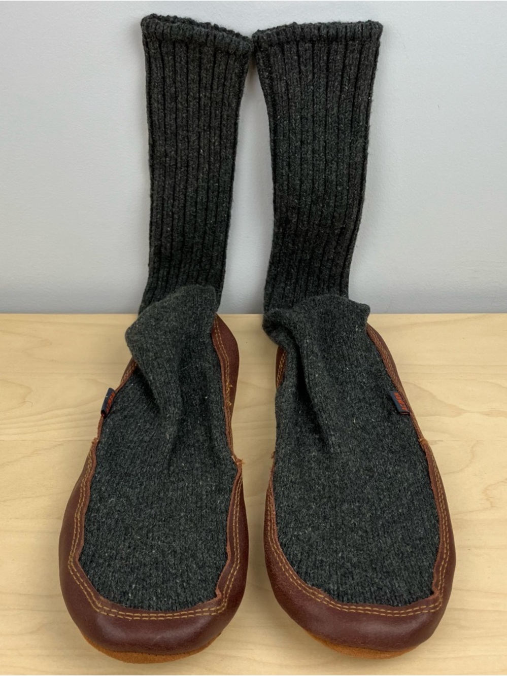Acorn Men’s Size 9-10 Slipper Socks Dark Gray Wool Leather Sole (W11-12)
